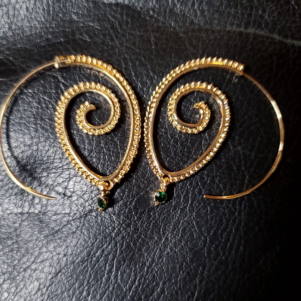 gold version of tribal hoop w/green Crystal earrings - Picture 4 of 6